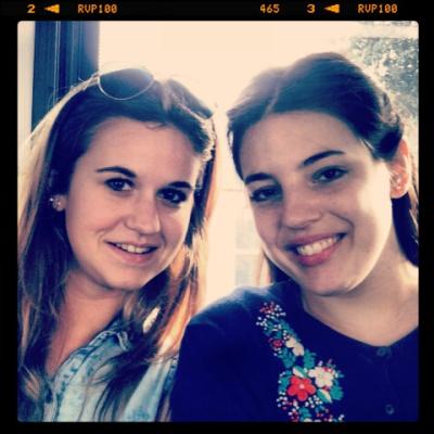 Emelie aus Frankreich und Camila aus Argentinien bei unserer Busfahrt zum Strand // Emelie from France and Camila from Argentina on our busride to the beach